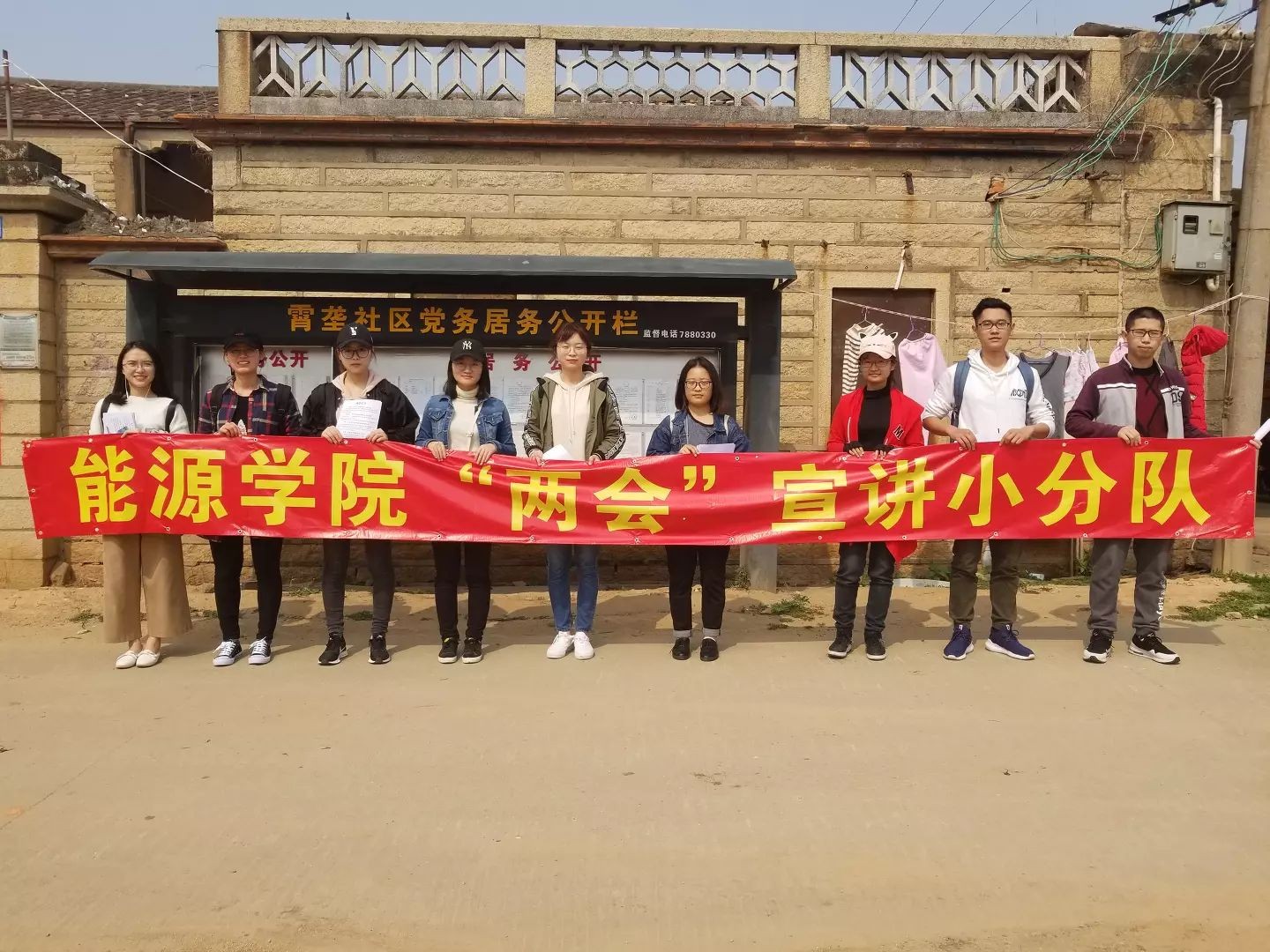 图片包含 人员, 户外, 建筑物 已生成极高可信度的说明