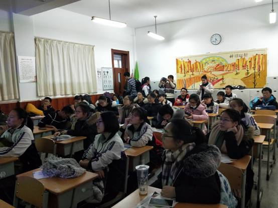 认真倾听宣讲的学弟学妹(1).jpg