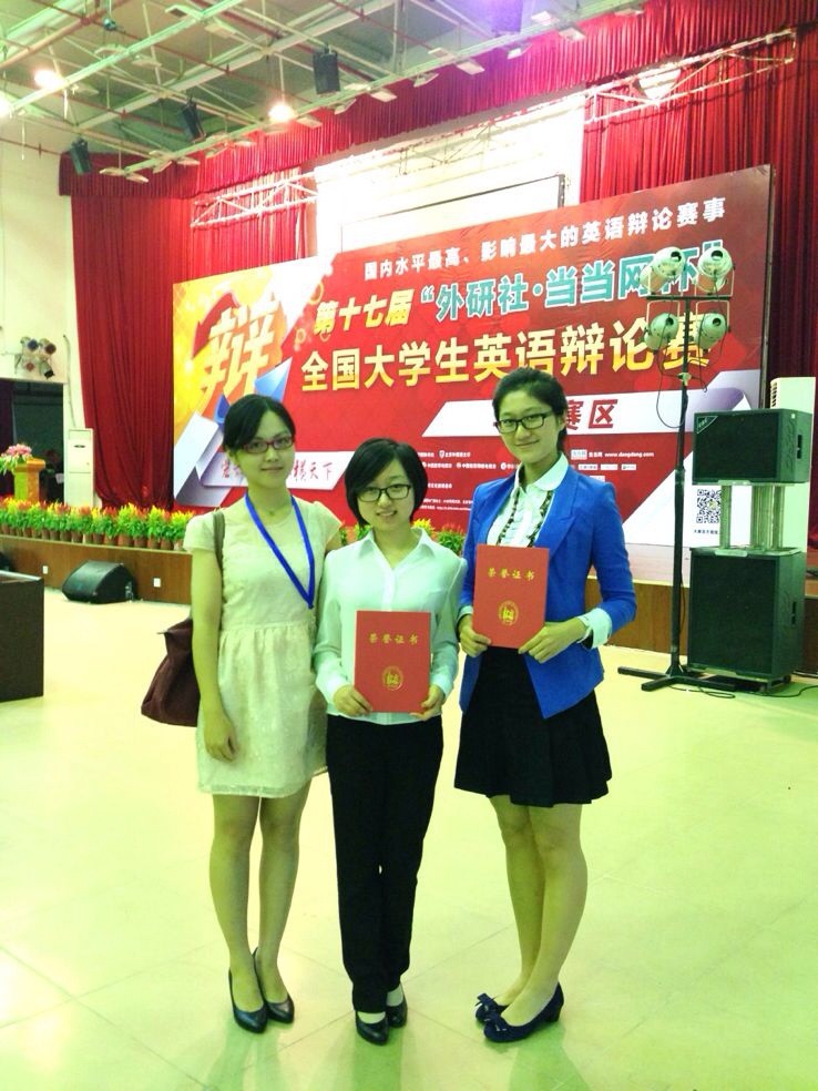 我校领队周晓牧老师与参赛选手杨可凡、李梁悦合影