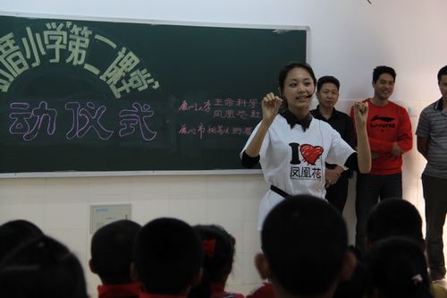 凤凰花老队员为新教员演示如何调动学生课堂气氛