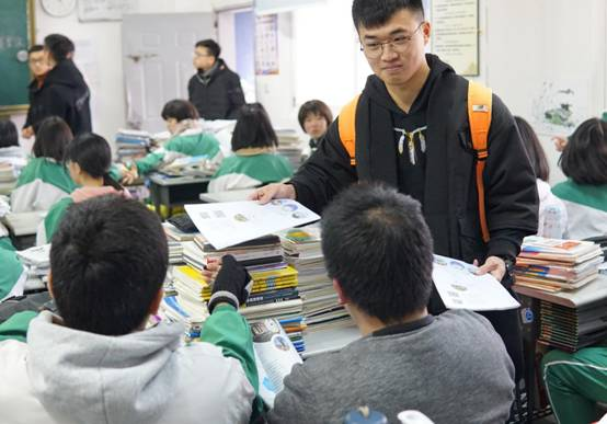 图(2)实践队队员分发宣传手册